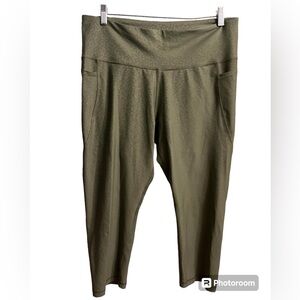 Old Navy Midrise Elevated Work Out Leggings Capri Length pockets cheetah XXL